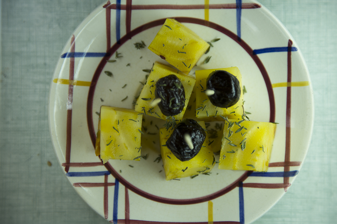 Betterave jaune laquée au miel et au thym et olive noire