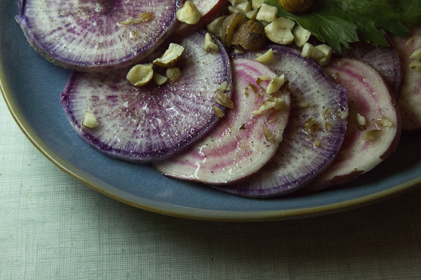Carpaccio de radis bleu et betterave violette noisette