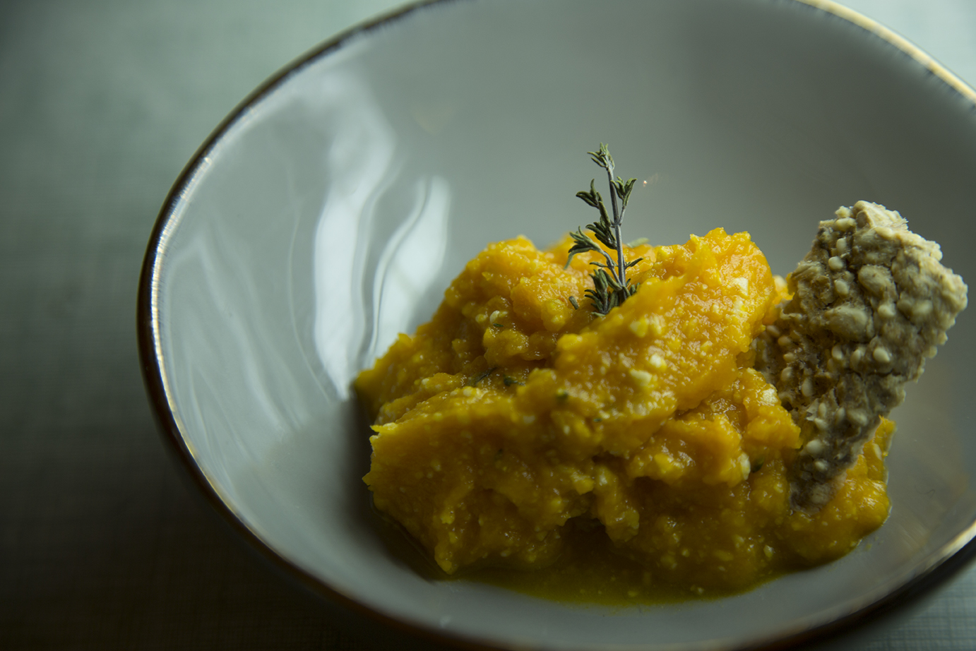 Humus de potiron et crackers aux herbes